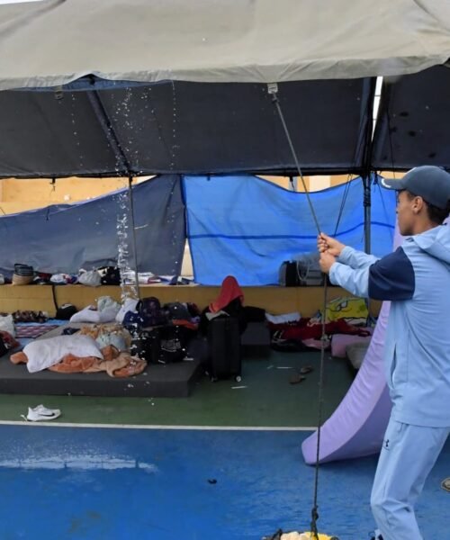 Mujeres y menores migrantes, algunas enfermas, en colchones mojados en Ceuta: “Esto es una vergüenza, son personas vulnerables”