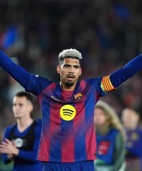 Araujo, cedido al Liverpool, se entrega a Anfield para olvidar el dolor del Barça