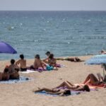 El descanso que cansa: la paradoja de que nos agote pasar un día en la playa