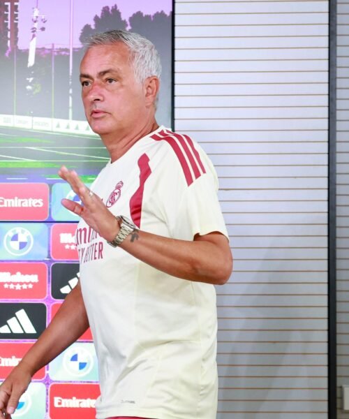 Mourinho, en su primera rueda de prensa: “Con cada título del Real Madrid, tenía una llamada del presi”