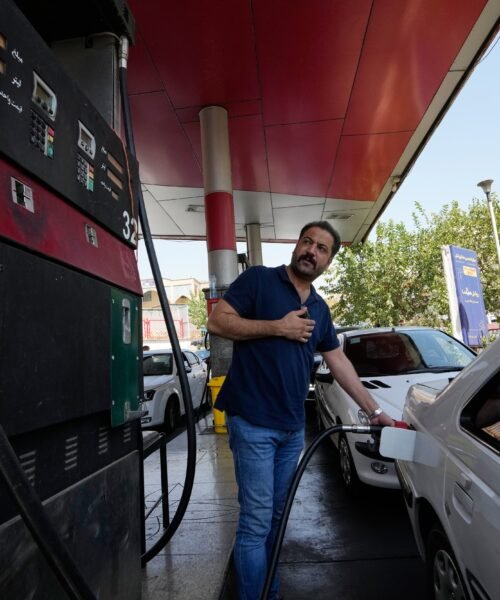 Colas en las gasolineras y miedo a las subidas de precios en Irán: “Cada día somos más pobres”