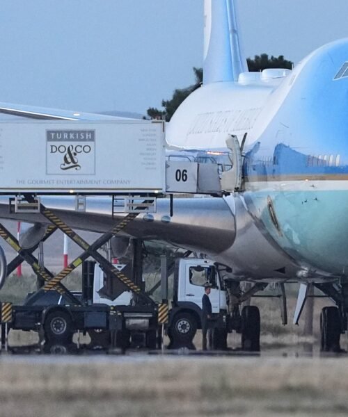 Críticas a Trump por usar como señuelos a periodistas y altos cargos para salir de Turquía
