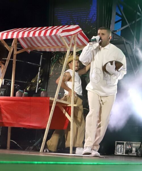 Si Bad Bunny no va a tu pueblo, tu pueblo va a Bad Bunny: orquestas con Casita, discotecas móviles y famosos revolucionan las verbenas