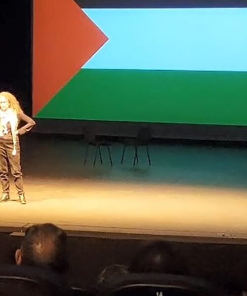 El Ayuntamiento de Torrelodones paga un 10% menos de lo acordado a una compañía teatral por apoyar a Palestina tras una función