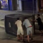 Una batalla campal en las fiestas de Sitges: barricadas, quema de contenedores y ataques a la Policía