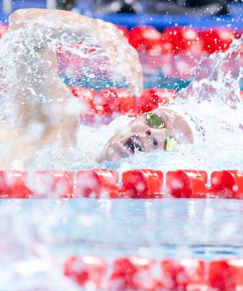Francia se apoya en una posta supersónica de Marchand para ganar la plata en 4×200
