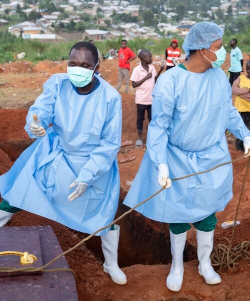 “El ébola se extiende a una velocidad más rápida que nuestra capacidad para contenerlo”: el brote está fuera de control en Congo, según la OMS