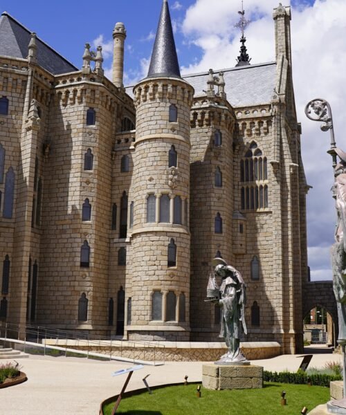 La casa del dragón y un palacio de cuento: León también celebra el Año Gaudí