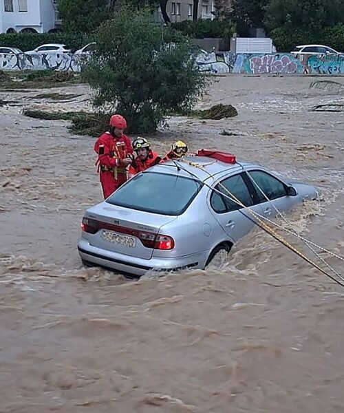 Las dos mujeres sobre las que cayó un muro el sábado en Roda de Berà (Tarragona) por el temporal siguen en estado crítico