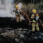 Los Bomberos tratan de sofocar un incendio forestal en Collserola