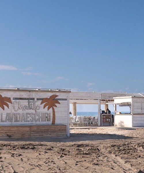 La vida es «chiri», lema del chiringuito Chalito de Castelldefels, donde nació un imperio de milanesas