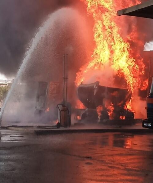 El incendio de un camión cisterna en una gasolinera obliga a una evacuación de urgencia en Murcia