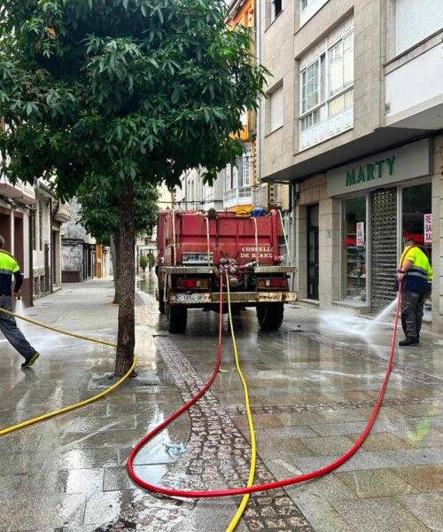 Seguen adiante (coas debidas restricións) os traballos de limpeza do rueiro e da rede de sumidoiros de Rianxo