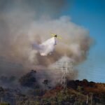 Dos barrios de la ciudad de Barcelona confinados y 35 vecinos desalojados por un incendio en Collserola