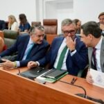 Juanma Moreno alinea su estrategia con Génova y pone todo el foco en la crisis migratoria: «Este se va a convertir en el Parlamento de Ceuta»