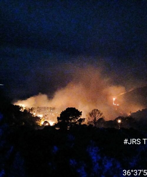 Los vecinos de Igualeja y Parauta (Málaga), confinados por un fuego que complica el viento