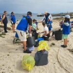 O voluntariado de Afundación retira máis de 250 quilos de lixo e flora invasora na illa de Sálvora
