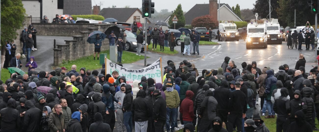 La autorización de una marcha protestante por un barrio católico vuelve a prender la mecha en Irlanda del Norte