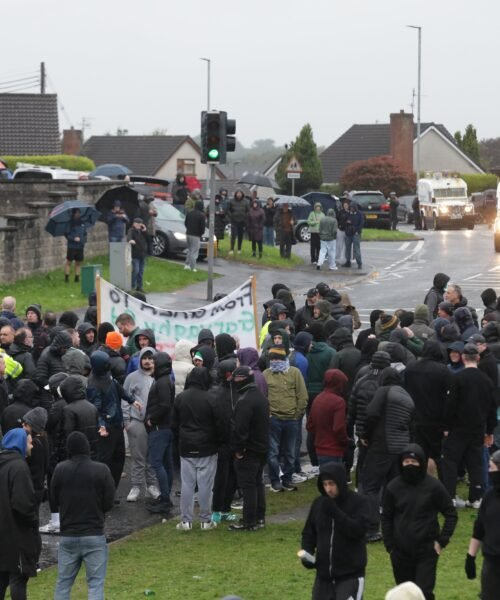La autorización de una marcha protestante por un barrio católico vuelve a prender la mecha en Irlanda del Norte