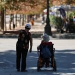 Claves | Ayuda a domicilio, accesibilidad y menos burocracia: los 10 puntos esenciales de la reforma de dependencia y discapacidad
