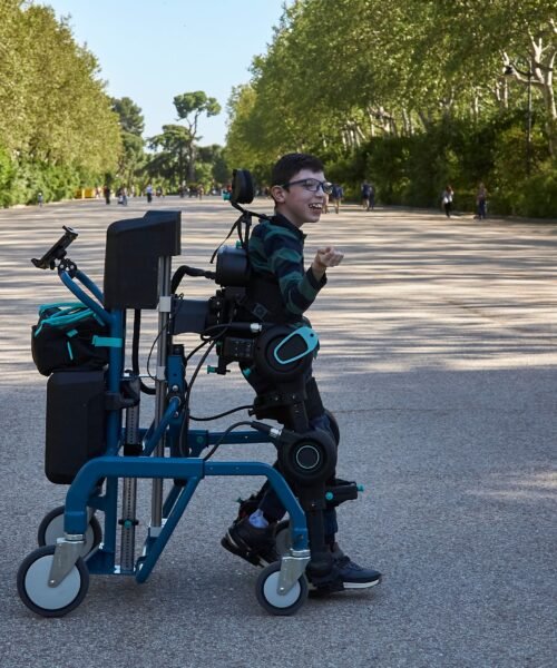 Explorer, el exoesqueleto que permitirá a muchos niños dejar la silla de ruedas en el trastero, ya se puede llevar a casa