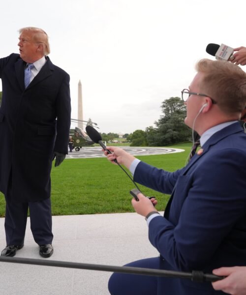 Un juez ordena a Trump levantar la prohibición de acceso a la Casa Blanca a CNN, MS NOW y Politico