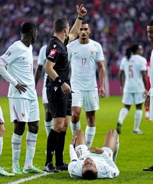 Mbappé marca con Francia y se lesiona en su rodilla izquierda