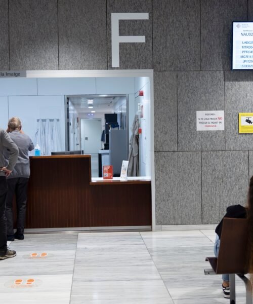 Las bajas laborales vuelven a crecer en el primer semestre, pero a menor ritmo
