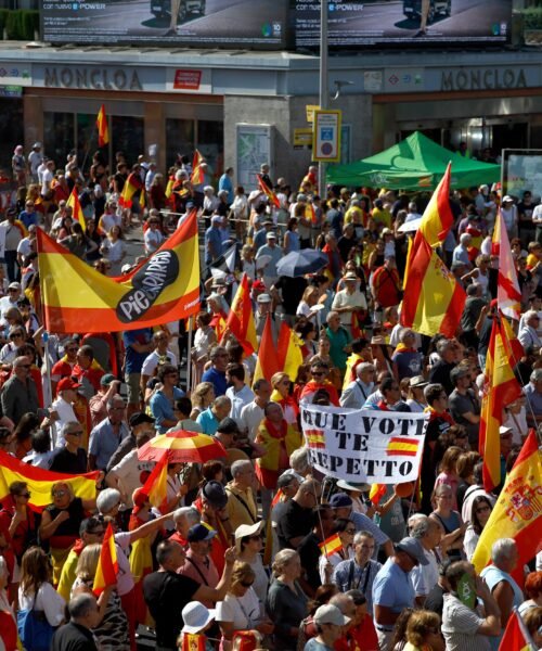 Vox se impone al PP en la manifestación de “ultimátum” al Gobierno, con la mitad de participación que la del pasado mayo