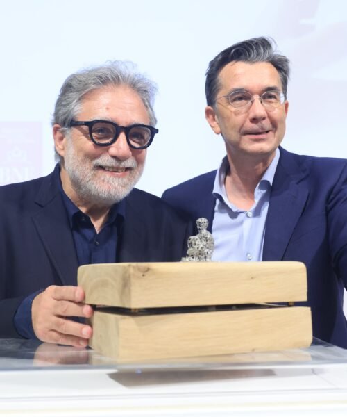 Una escultura-libro de Jaume Plensa para homenajear a Joan Margarit y su poesía de resistencia moral