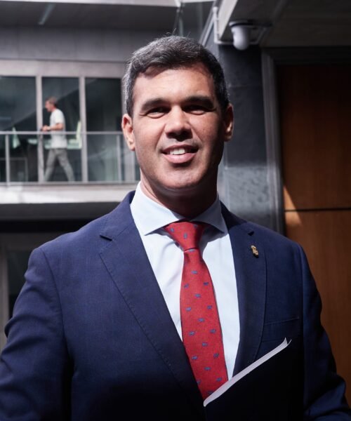 El presidente del PP navarro deja el cargo por sorpresa y en el partido no se descarta la candidatura del tránsfuga Sayas