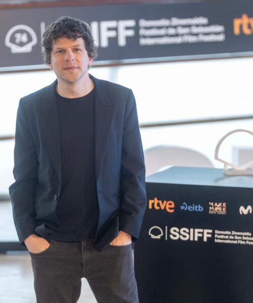 El actor y director Jesse Eisenberg muestra su “amor por la interpretación” y hace reír a San Sebastián con ‘The Debut’