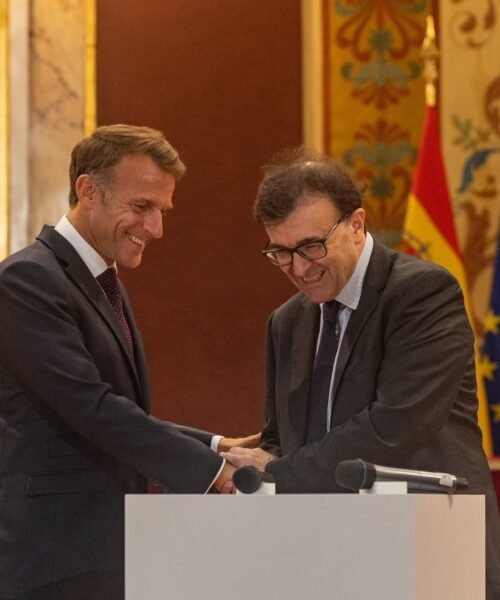 Pedro Almodóvar y Javier Cercas, oficial y caballero de la Legión de Honor francesa