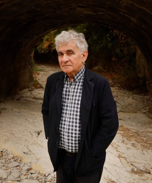 Bernardo Atxaga, entre golondrinas y demonios: “A veces el humor cruel desvela una realidad”
