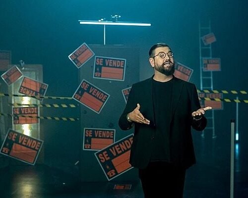 Manu Sánchez adapta la sintonía de ‘Aquí no hay quien viva’ para denunciar el desahucio de Maricarmen: “A las vecinas se las echa y expulsa”