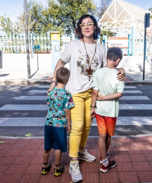 Las familias suplen con extraescolares la reducción de horas de colegio, pero no todas pueden pagarlas: “Los apunto porque trabajo”