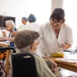 Comunidades compasivas: la “gran revolución” para humanizar el final de la vida y ahorrar costes al sistema sanitario