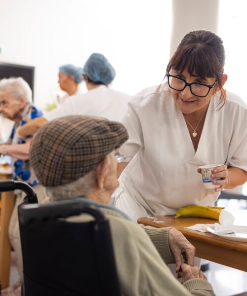 Comunidades compasivas: la “gran revolución” para humanizar el final de la vida y ahorrar costes al sistema sanitario