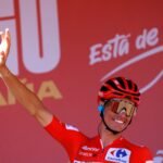 Enric Mas mantiene a raya a Roglic y acaricia la Vuelta a España en una etapa que gana Mikel Landa