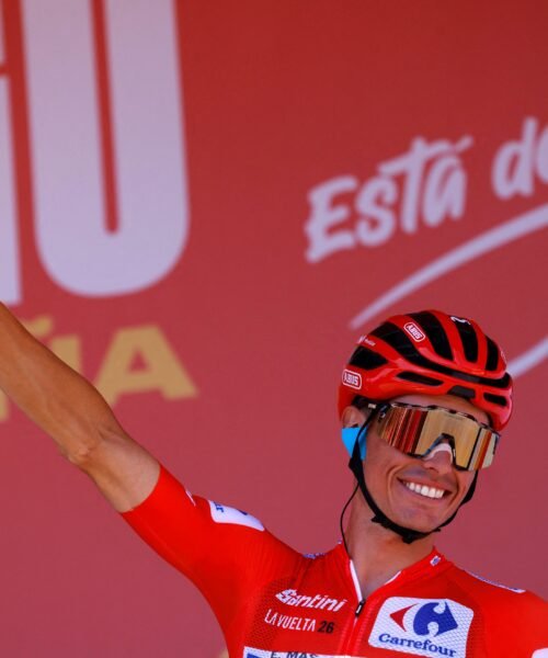 Enric Mas mantiene a raya a Roglic y acaricia la Vuelta a España en una etapa que gana Mikel Landa