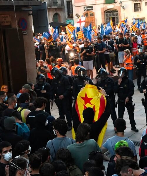 Cargas y detenciones de los Mossos para impedir el acoso de la izquierda radical contra Aliança