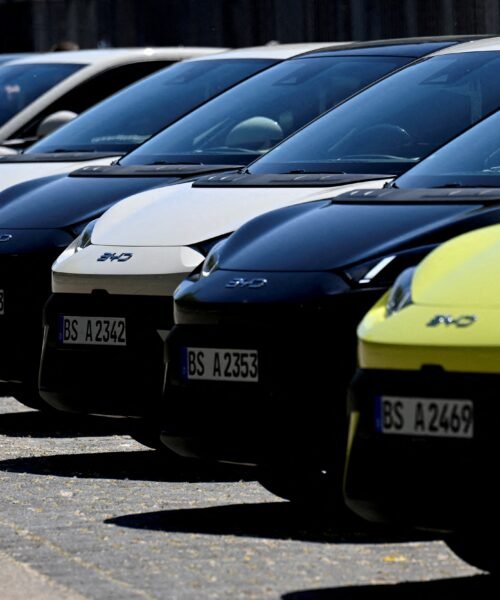 La UE pone tope a los coches chinos y enciende una luz ámbar