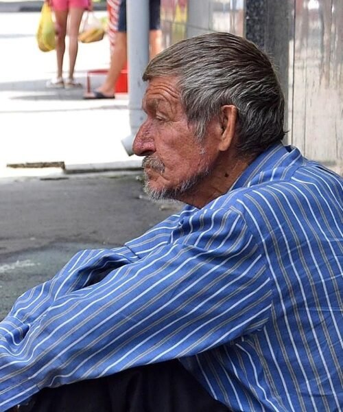 Manuel Heredia, mozo de almacén: «Vivo y duermo en la calle teniendo un trabajo. Quiero ahorrar el dinero para tener mi propia casa a finales de año»
