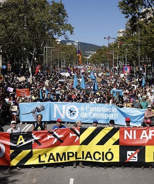 Unas 5.500 personas se manifiestan en Barcelona en contra de la ampliación del aeropuerto