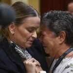 El PSOE balear lleva a una mujer desahuciada al pleno y acaba abrazada y llorando con Prohens