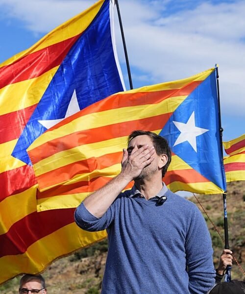 Comín cruza la frontera con Francia a pie y regresa a Cataluña tras nueve años fugado