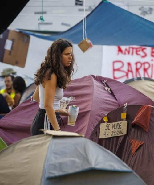 Sevilla, Málaga y Granada mantienen sus acampadas por la vivienda asequible tras el adelanto electoral
