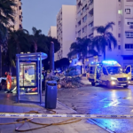 Un  turismo sale volando y se empotra contra la fachada de un edificio en Marbella