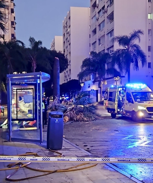 Un  turismo sale volando y se empotra contra la fachada de un edificio en Marbella