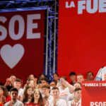 Pedro Sánchez se enfunda la camiseta del amor y agita el miedo a las «tijeras» del PP y a la «motosierra» de Vox